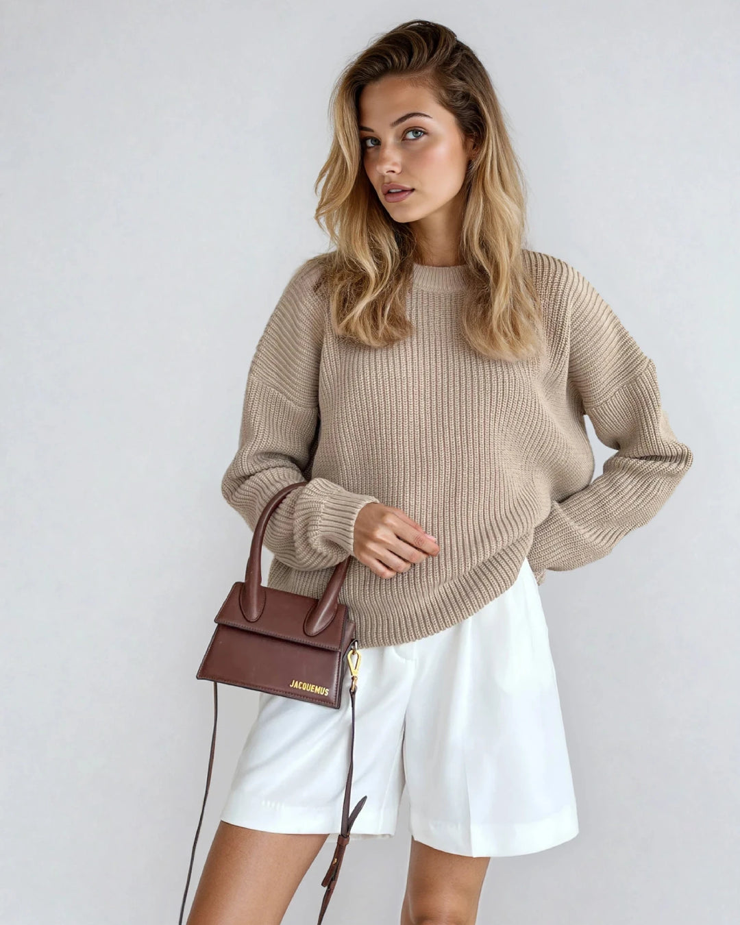 Pull en maille droit Elodie beige style décontracté, chic et moderne pour les journées fraîches, idéal à superposer.