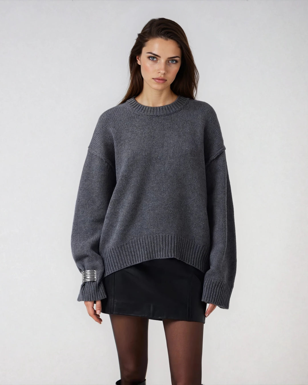 Pull col rond coutures apparentes natalia en laine gris porté par une femme, idéal pour un look moderne et confortable.