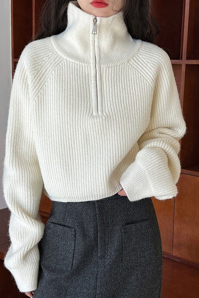 Pull femme avec col à zip, design court et élégant, couleur crème, modèle Indiana, idéal pour un look moderne.