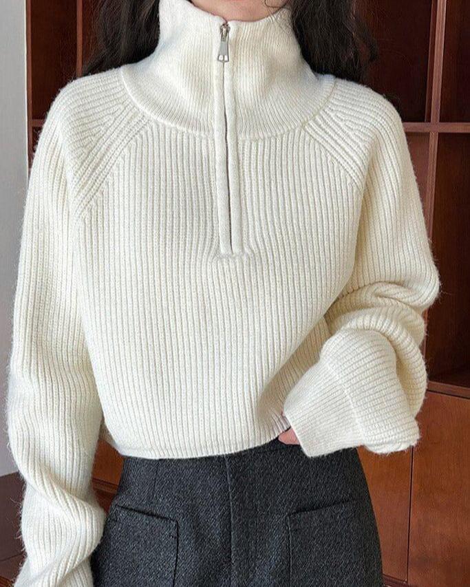 Pull femme avec col à zip, design court et élégant, couleur crème, modèle Indiana, idéal pour un look moderne.