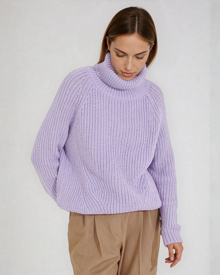 Pull col roulé pastel Millie en maille douce pour un look élégant et confortable, idéal pour l'hiver ou l'automne.