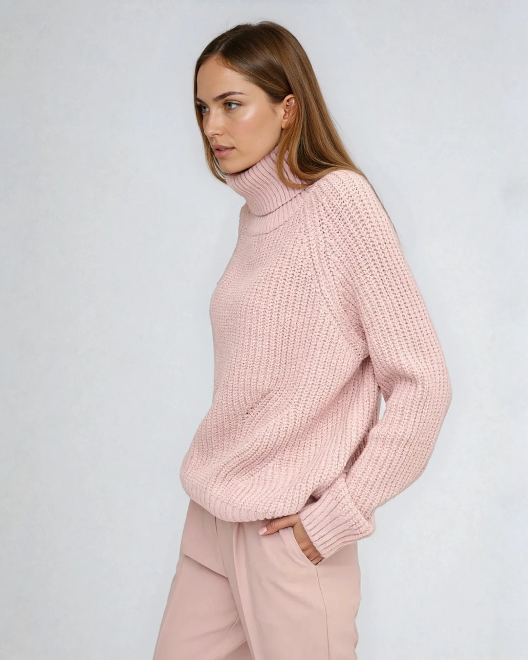 Pull col roulé pastel pour femme, élégant et doux, modèle Millie—parfait pour un look automnal chic.