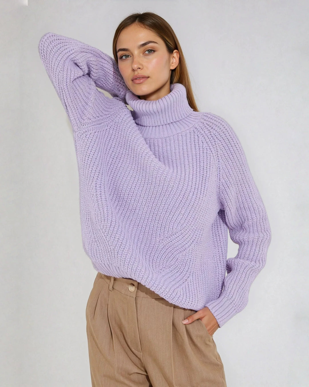Pull col roulé pastel lilas pour femme, doux et confortable, parfait pour un look élégant et décontracté au quotidien.