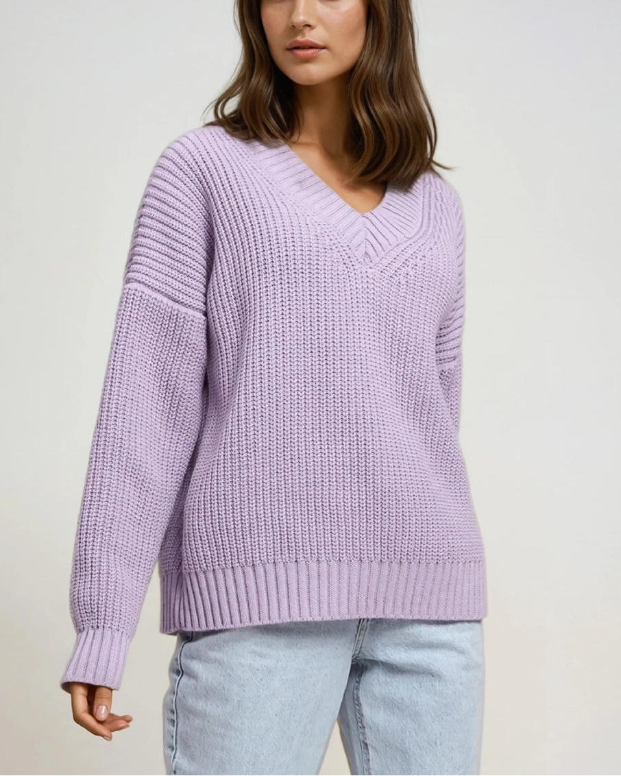 Pull col V manches longues en laine violette, modèle Maya, élégant et confortable pour un look décontracté et chic.