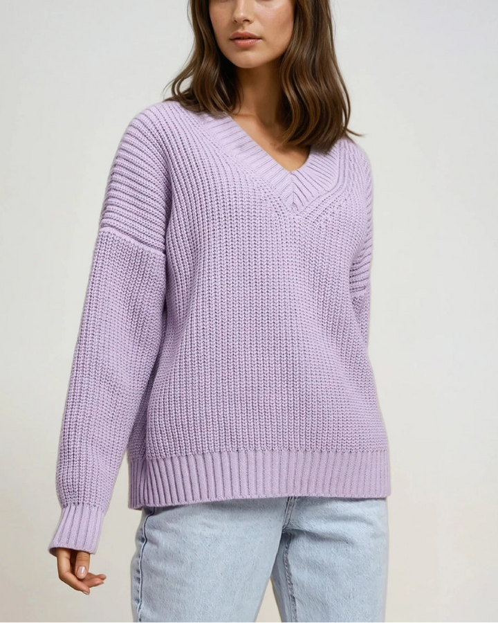 Pull col V manches longues en laine violette, modèle Maya, élégant et confortable pour un look décontracté et chic.