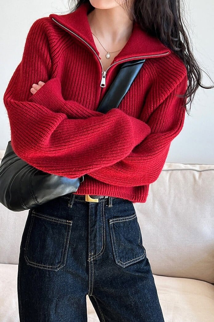 Pull à zip court Indiana en maille rouge, porté avec style, idéal pour l'automne. Tendance et confort assurés.