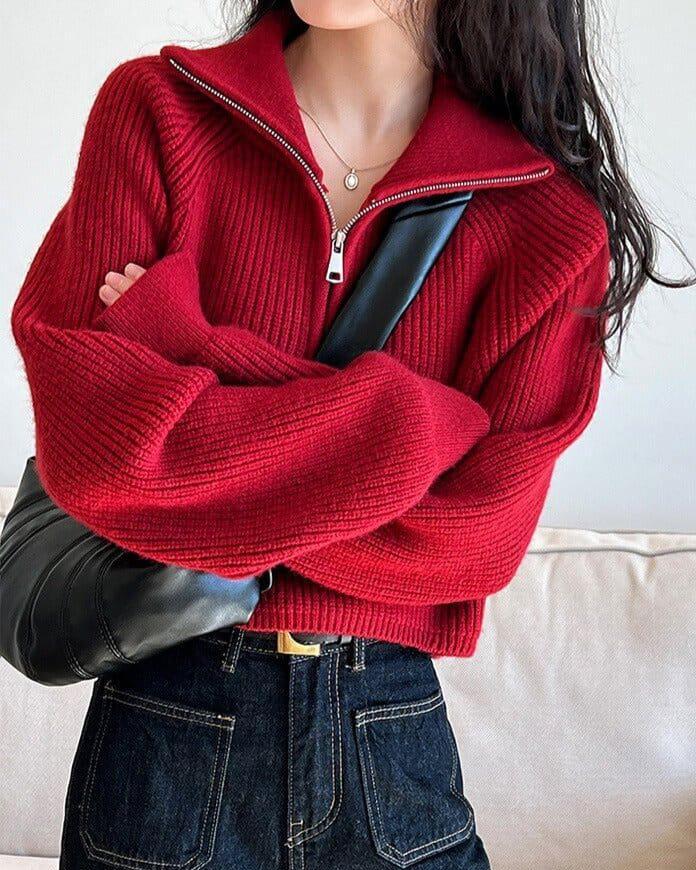 Pull à zip court Indiana en maille rouge, porté avec style, idéal pour l'automne. Tendance et confort assurés.