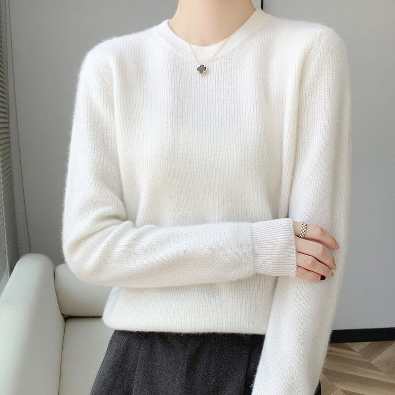 pull laine merinos femme ines blanc élégant et confortable pour l'hiver sur un mannequin dans une pièce lumineuse
