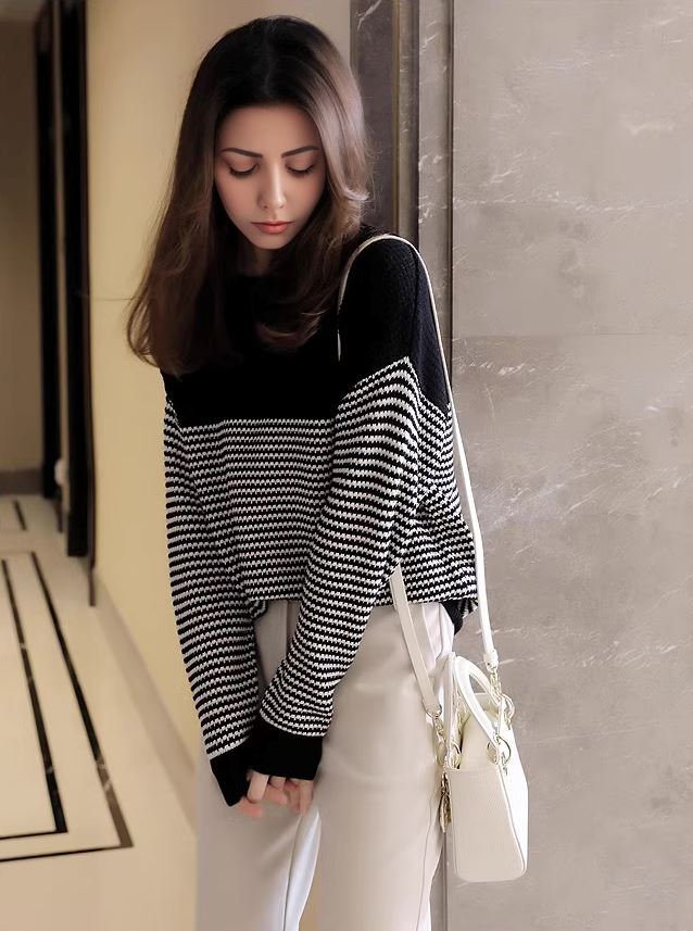 pull en laine femme simone noir et blanc avec sac à main blanc, look élégant et confortable pour l'hiver