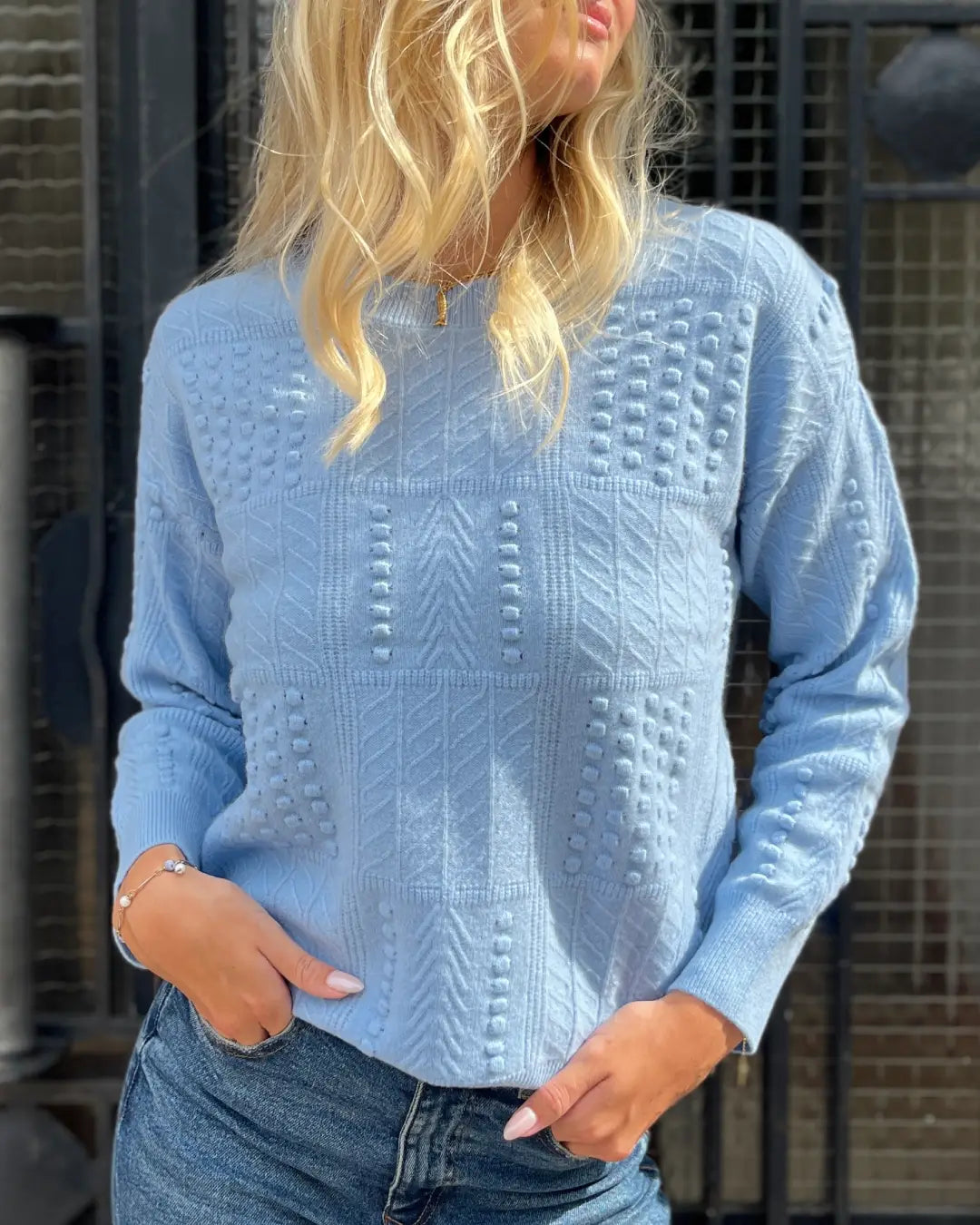Pull en laine femme Enid, bleu clair, manches longues, motif torsadé, élégance moderne, idéal pour l'hiver.