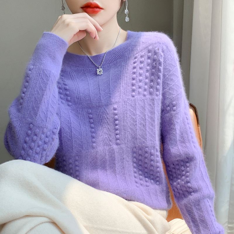 pull en laine violette pour femme élégante avec motif à reliefs, manches longues et col rond, idéale pour l'hiver