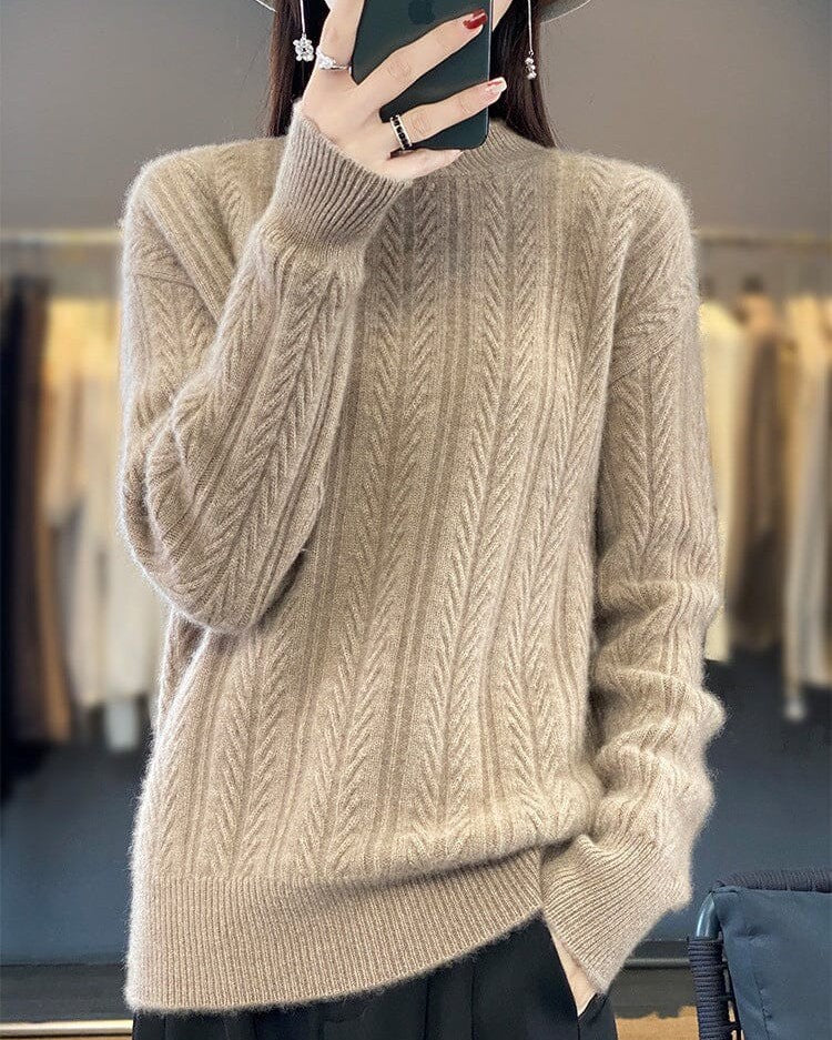 pull en laine beige pour femme, modèle veronica, confortable et chaud, idéal pour l'hiver, associé à un pantalon noir