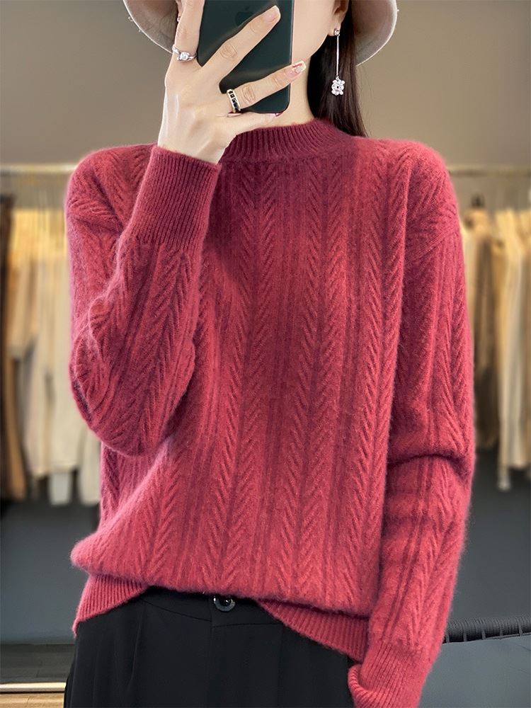 femme portant un pull en laine rouge à motif torsadé, style décontracté et chic pour l'hiver