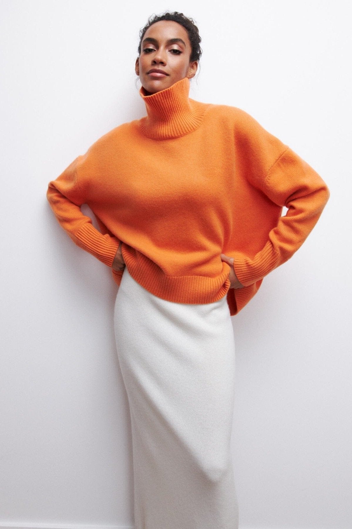 Pull col cheminée Leslie orange vif, manches longues, coupe ample, confortable et tendance pour look moderne et chic.