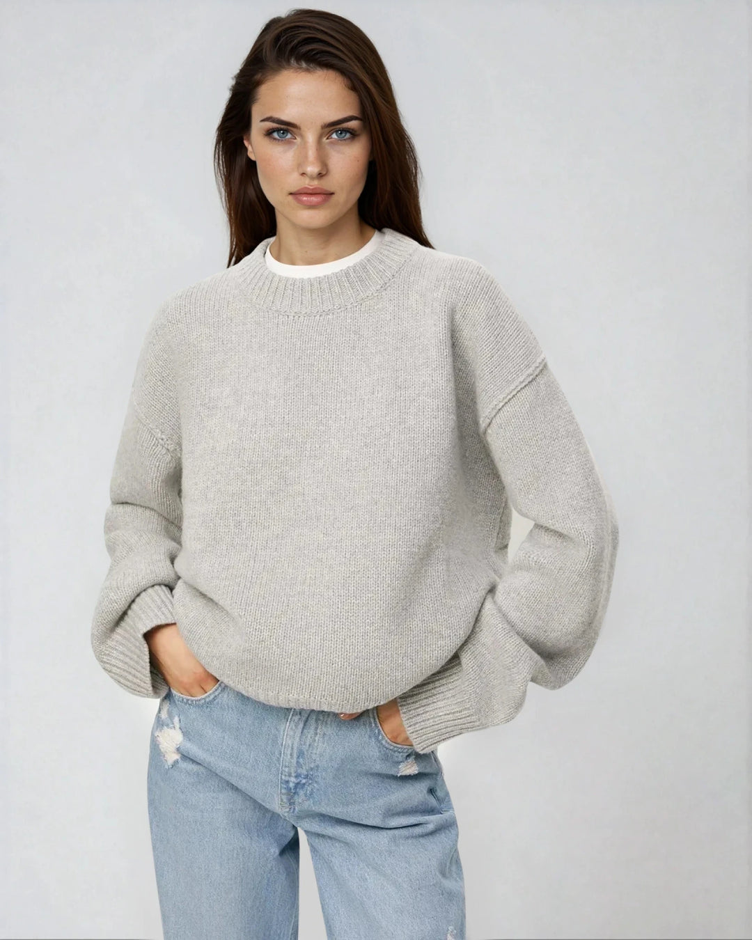 Pull col rond gris avec coutures apparentes sur mannequin, style décontracté et moderne, modèle Natalia.