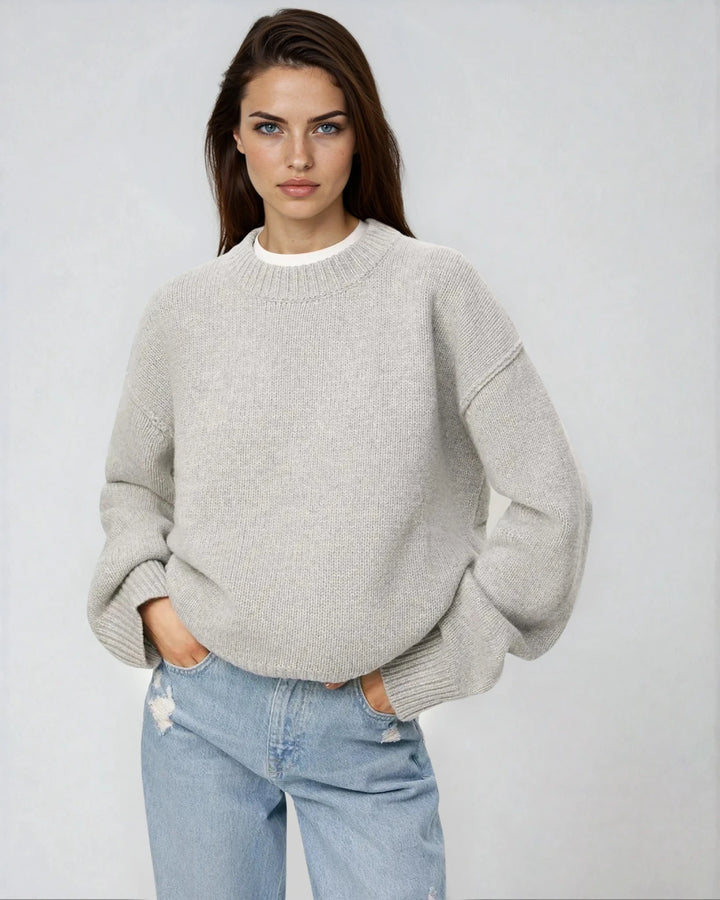 Pull col rond gris avec coutures apparentes sur mannequin, style décontracté et moderne, modèle Natalia.