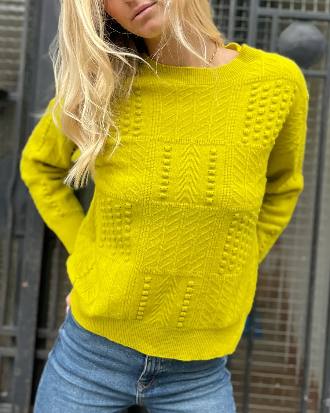 Pull en laine pour femme en jaune moutarde avec motifs géométriques, parfait pour un style décontracté et élégant.