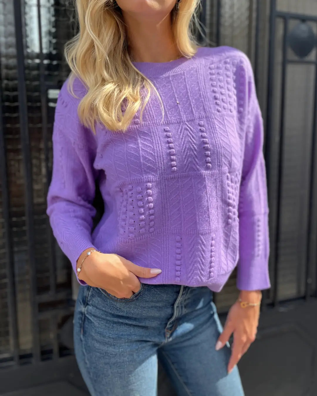 Pull femme en laine violette avec motif en relief, manches longues, parfait pour l'automne et l'hiver élégant.
