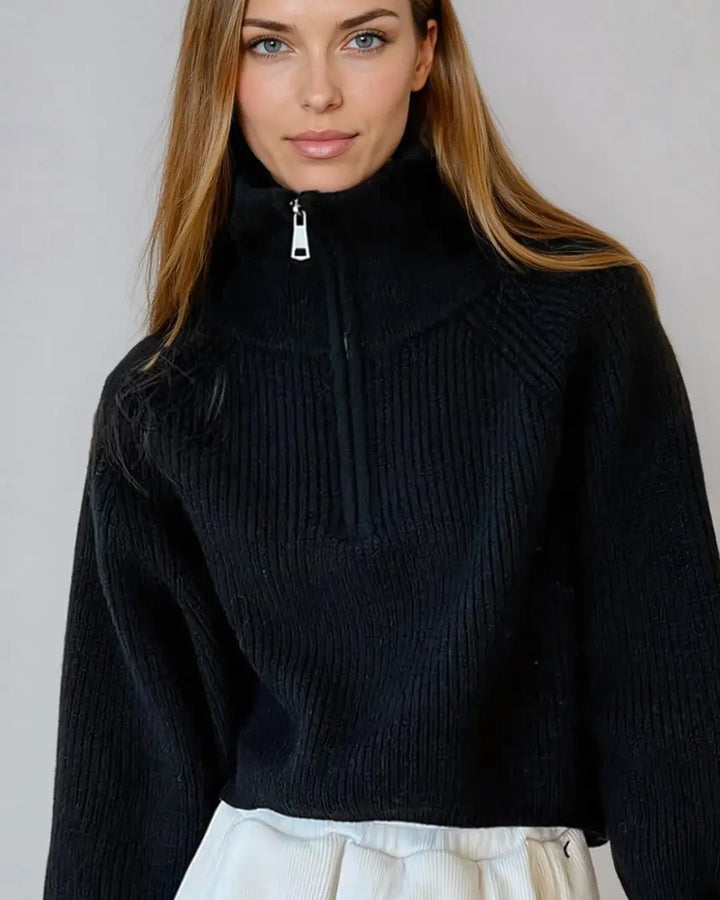 Pull à zip court Indiana en laine noire, porté par une femme, parfait pour un look moderne et confortable en hiver.