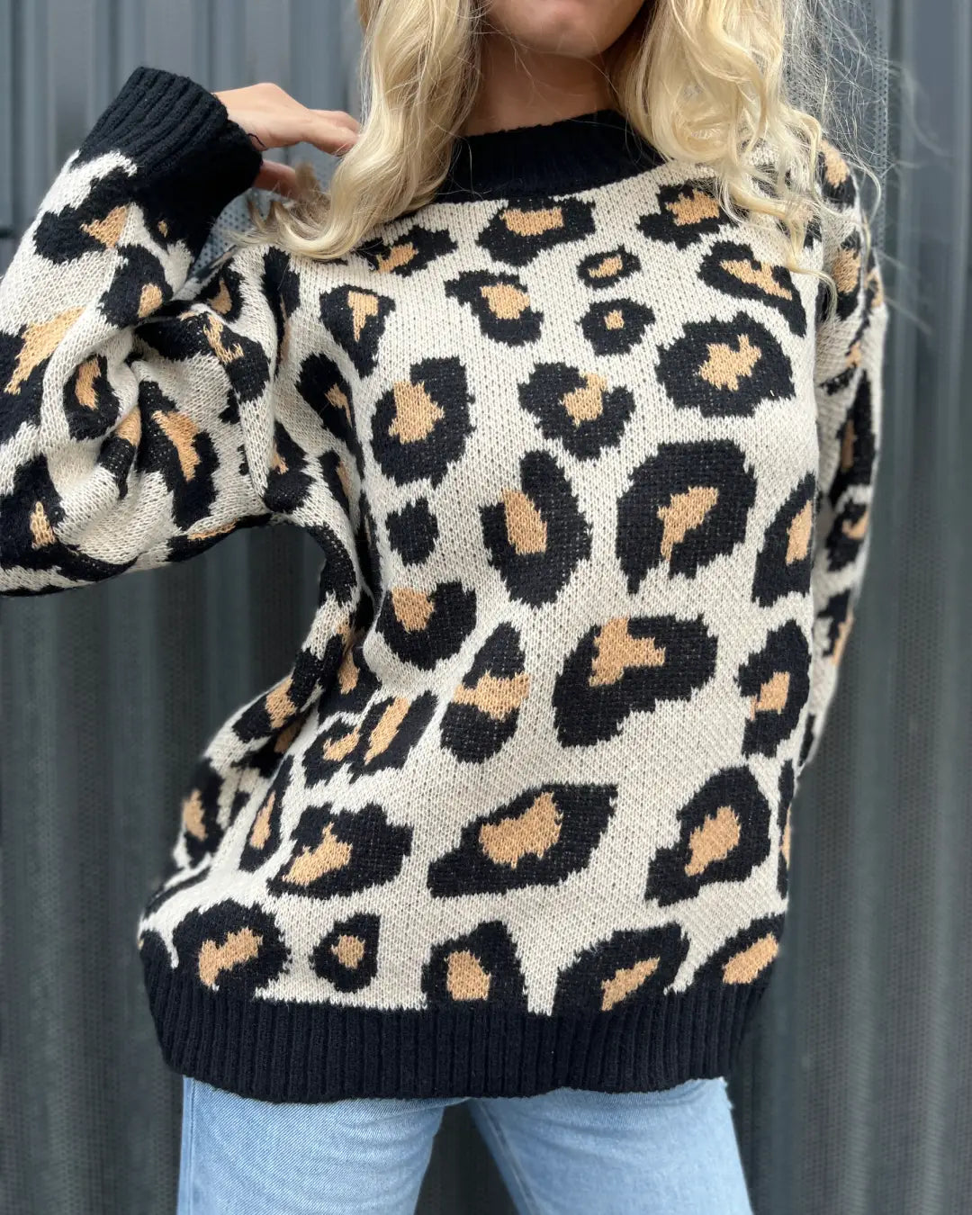 Pull confortable à motif léopard noir et beige pour femme, modèle Josie, parfait pour l'automne et l'hiver.