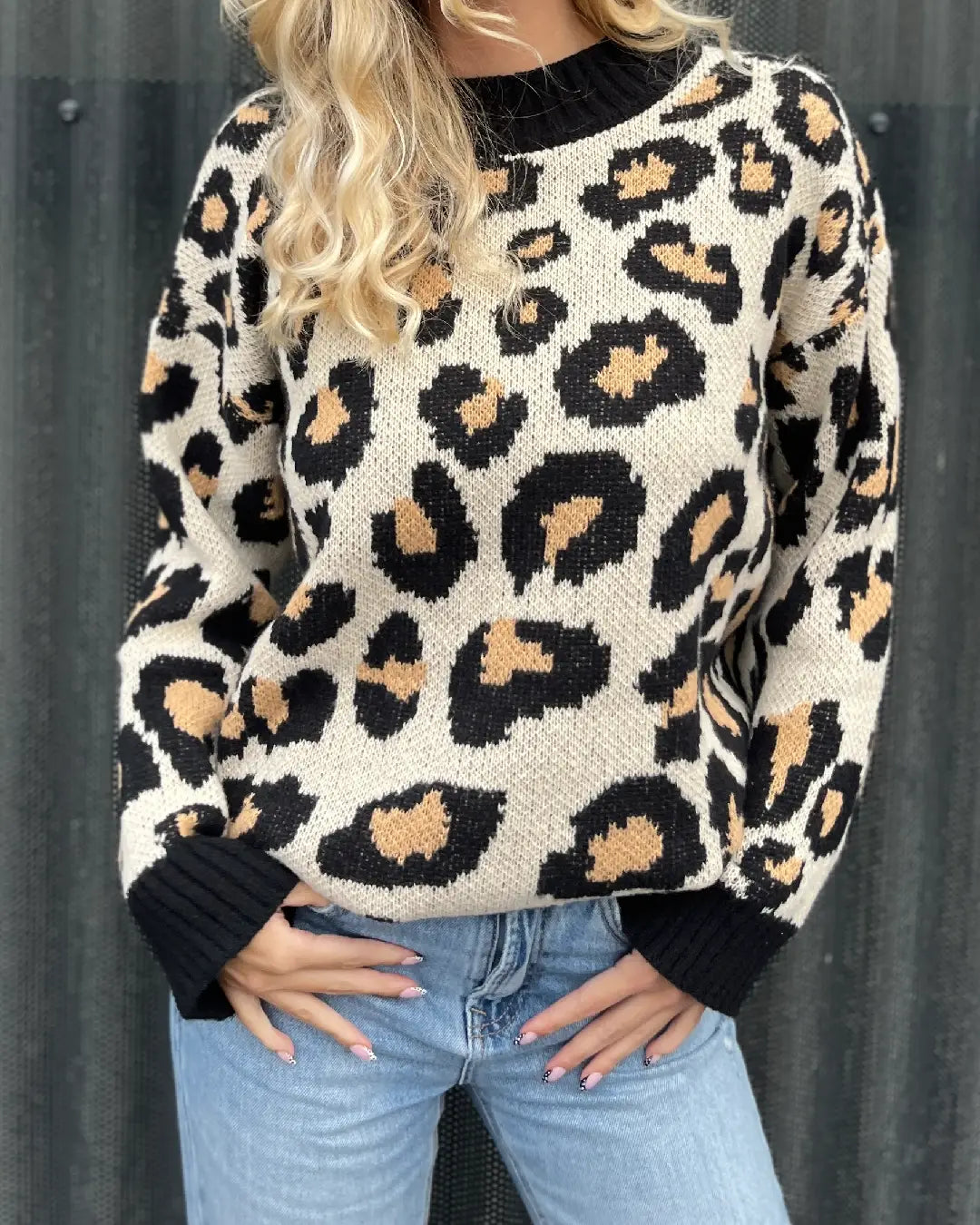 Pull léopard Josie en maille épaisse, manches longues, col rond et détails noirs, modèle tendance automne-hiver.