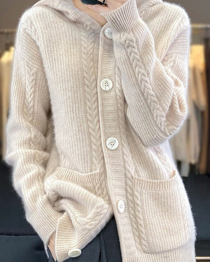 gilet en laine avec capuche beige rolande avec boutons, poches, et motif torsadé idéal pour l'hiver