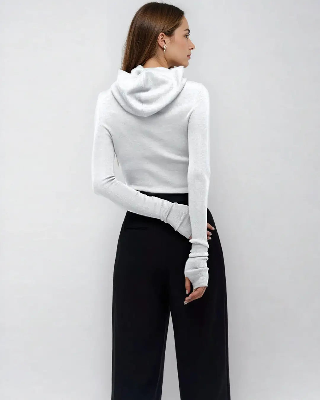 Pull blanc manches mitaines vue de dos, design moderne pour femme élégante, coupe ajustée, idéal pour hiver.