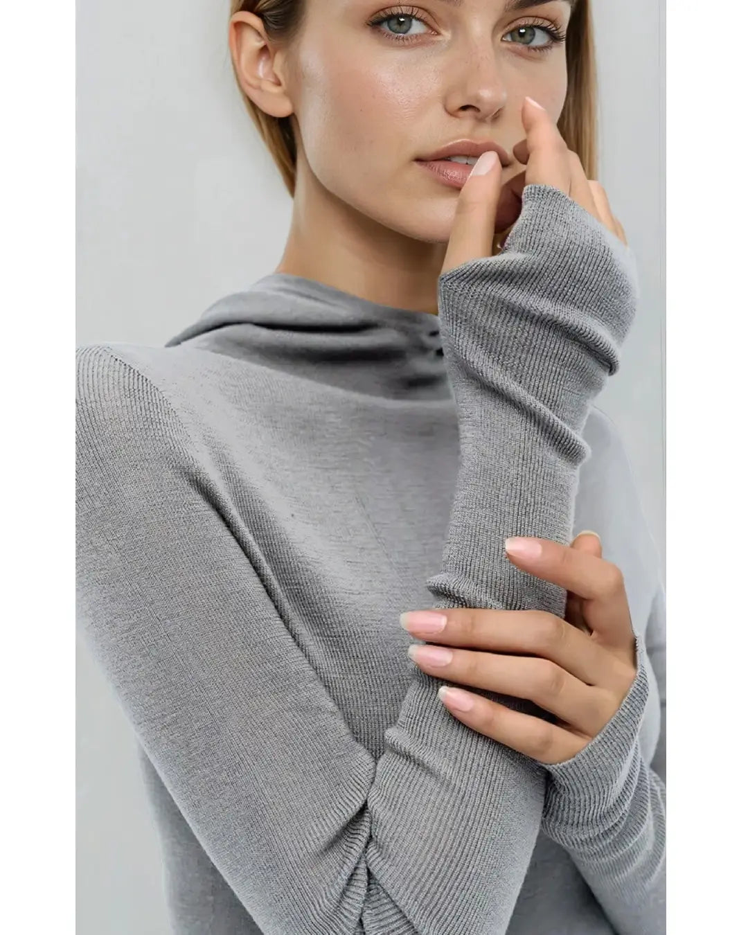Pull gris à capuche pour femme avec manches mitaines, idéal pour un style moderne et confortable au quotidien.