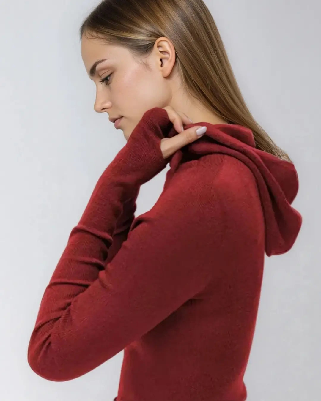 Pull à capuche femme rouge à manches mitaines, modèle Victoire, confort et style pour une tenue élégante et tendance.