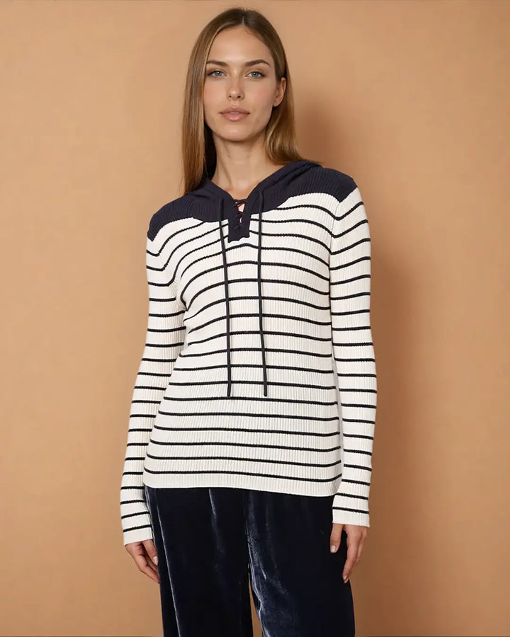 Pull en laine mérinos rayé Heidi, élégant et confortable, idéal pour un style décontracté et tendance, fond beige.
