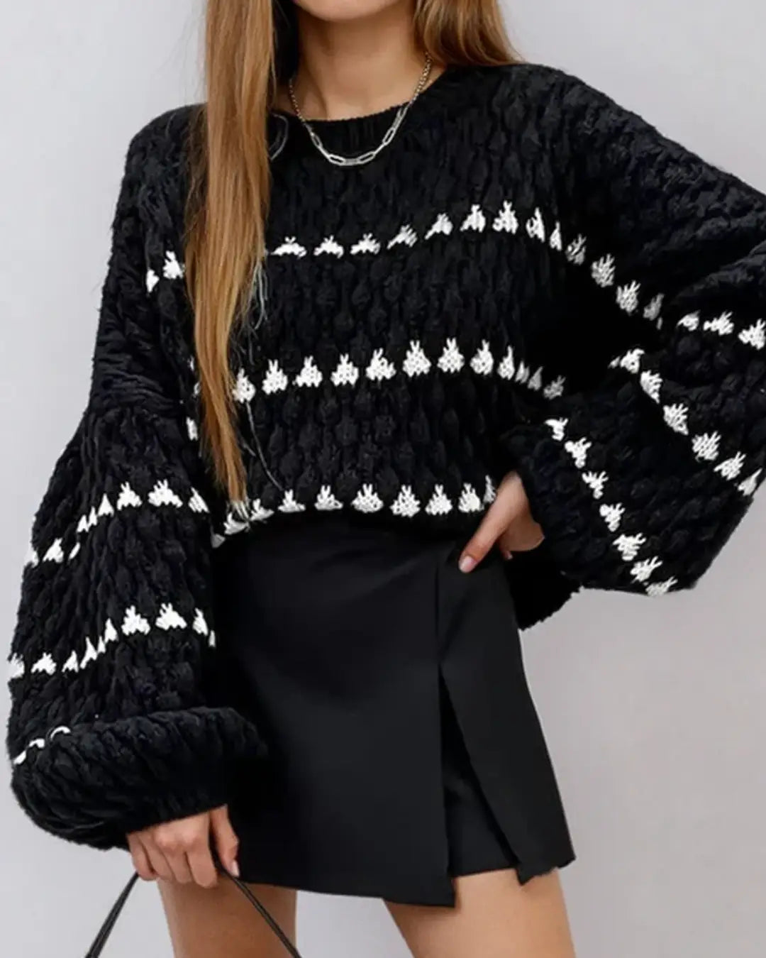 Pull en maille point boule noir et blanc à manches larges, Kira, pour une tenue cosy et élégante en automne.