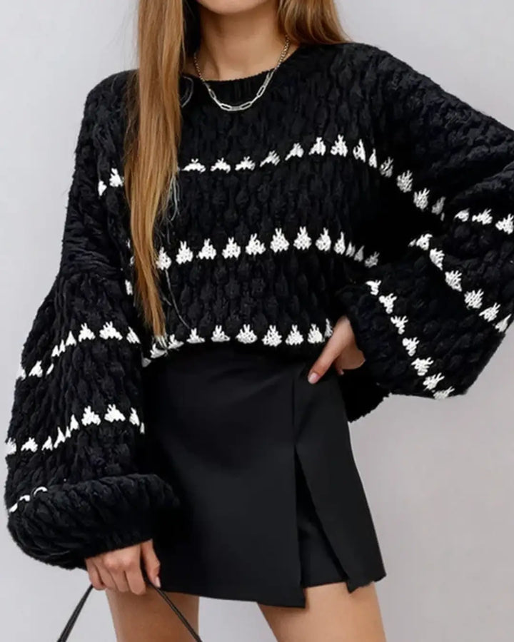 Pull en maille point boule noir et blanc à manches larges, Kira, pour une tenue cosy et élégante en automne.
