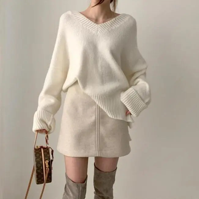 pull oversize charline blanc pour femme, idéal pour un look décontracté et moderne, associé à une jupe et des bottes