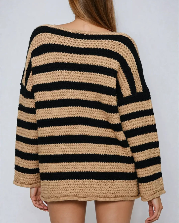 Pull oversize rayé Adèle en maille épaisse noire et beige, style décontracté, vue de dos sur fond neutre.
