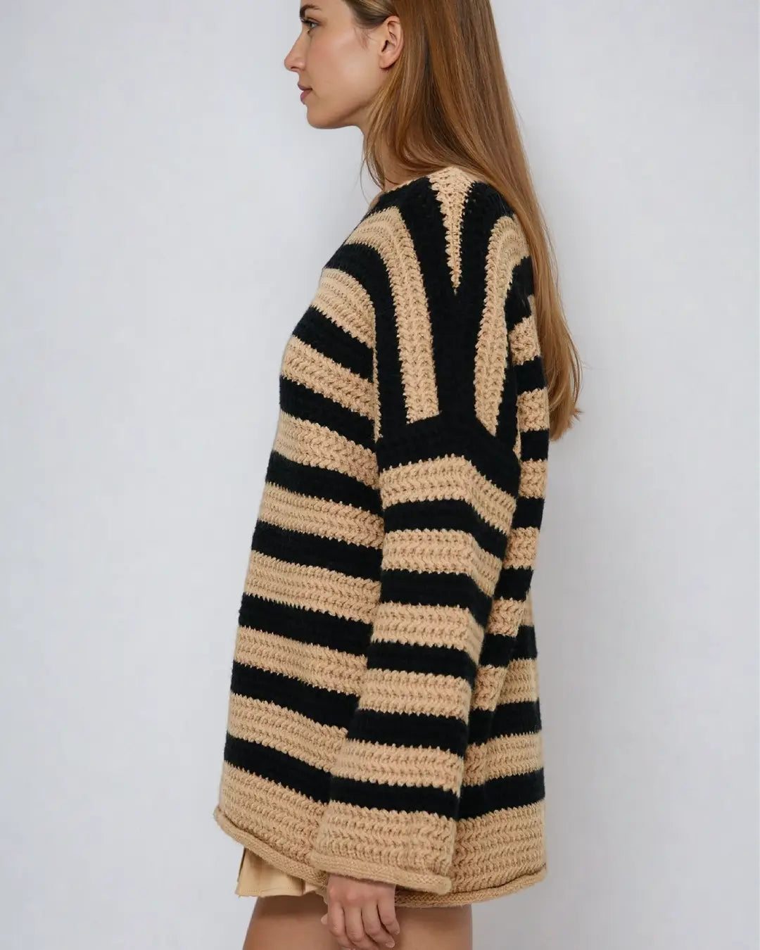 Pull oversize rayé Adèle en maille beige et noir, coupe ample, pour un style décontracté et tendance automne hiver.