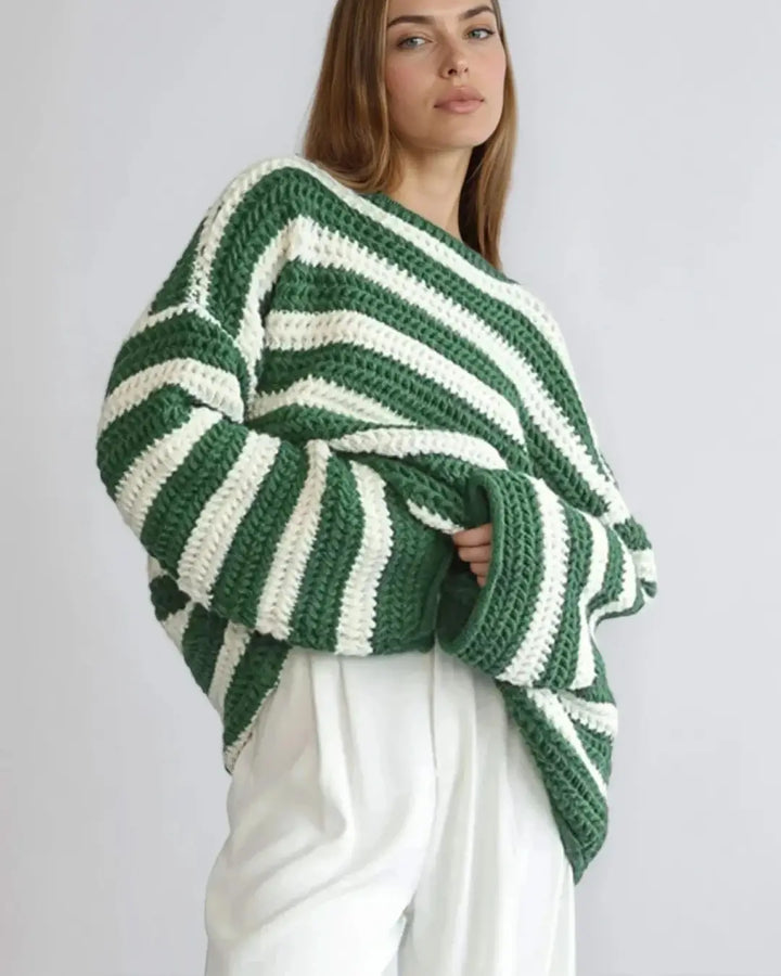 Pull oversize rayé vert et blanc pour femme, modèle Adèle, parfait pour une tenue chic et décontractée, confortable et stylé.