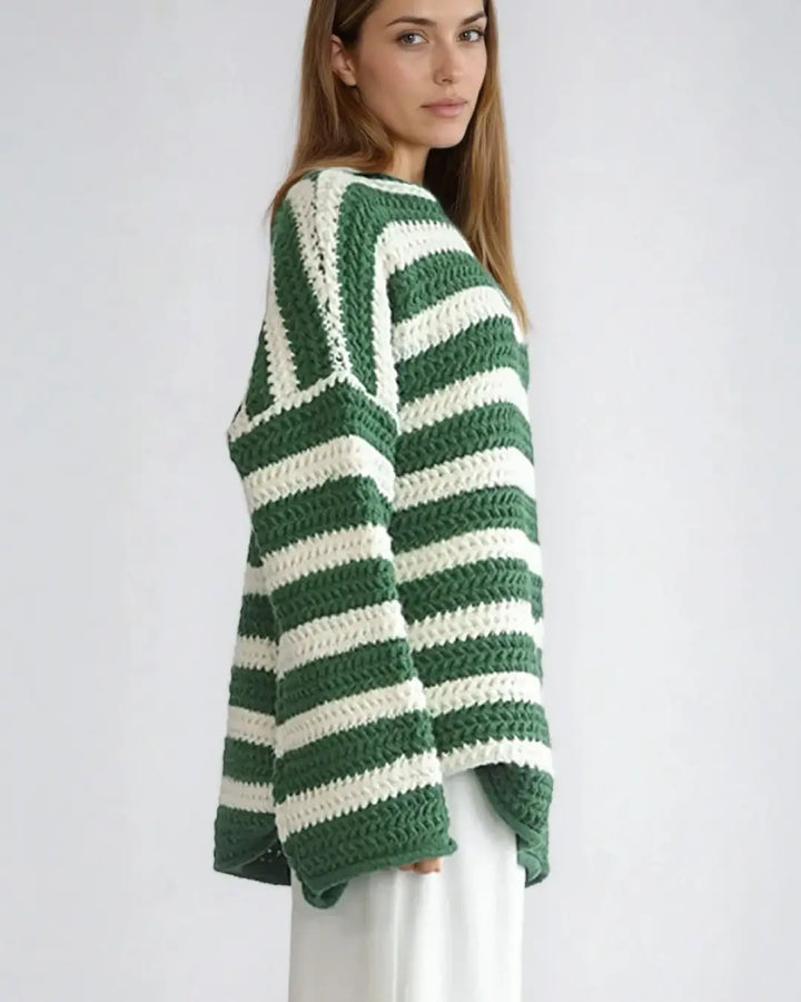 Pull oversize rayé vert et blanc porté par une femme, style Adèle, idéal pour une tenue décontractée et élégante.