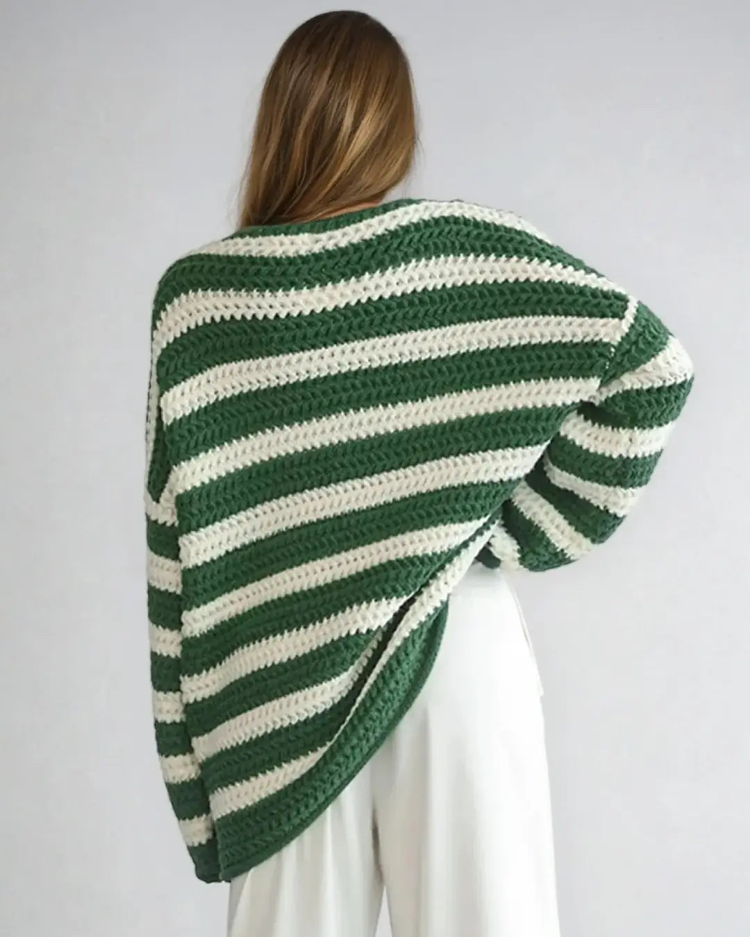 Pull oversize rayé vert et blanc pour femme, design Adèle, style moderne et confortable, vu de dos.
