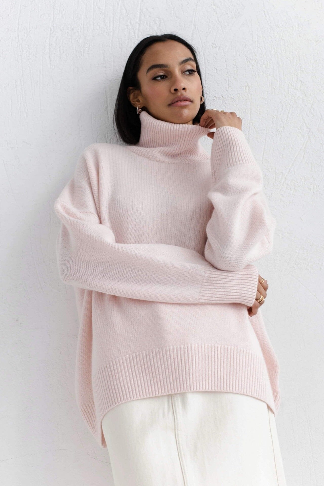 Pull col cheminée chic Leslie en laine douce, idéal pour l'hiver, offrant chaleur et style élégant en rose pastel.