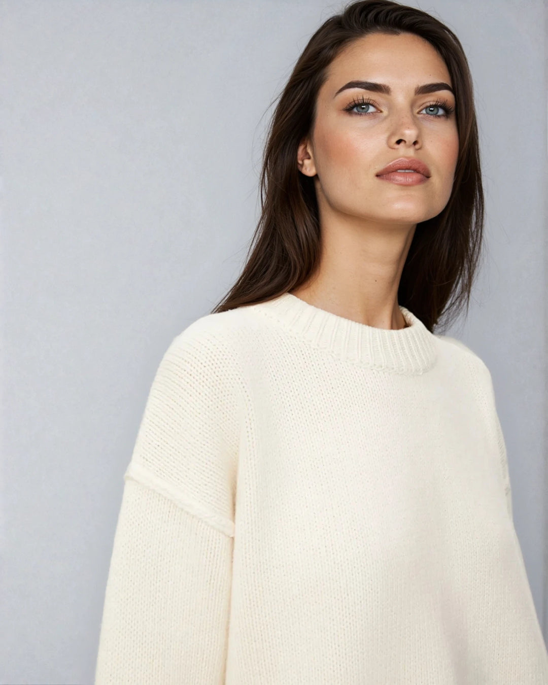 Pull col rond en matière douce avec coutures apparentes, modèle Natalia, confortable et élégant pour toutes occasions.