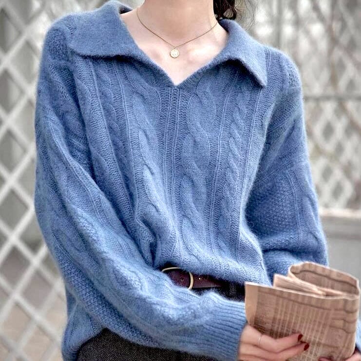 pull polo en maille bleu avec col en v porté par une femme, style casual chic, pull graciela élégant et confortable