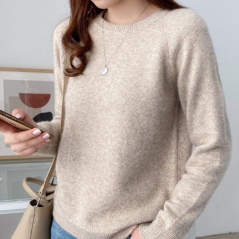 Pull pure laine femme elsa beige, élégant et confortable, idéal pour l'hiver, porté avec un collier argenté.