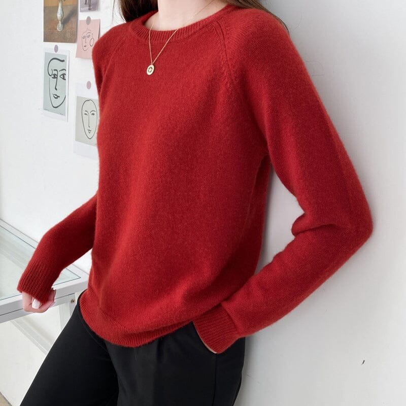 femme portant un pull en pure laine rouge confortable avec des manches longues, parfait pour l'hiver