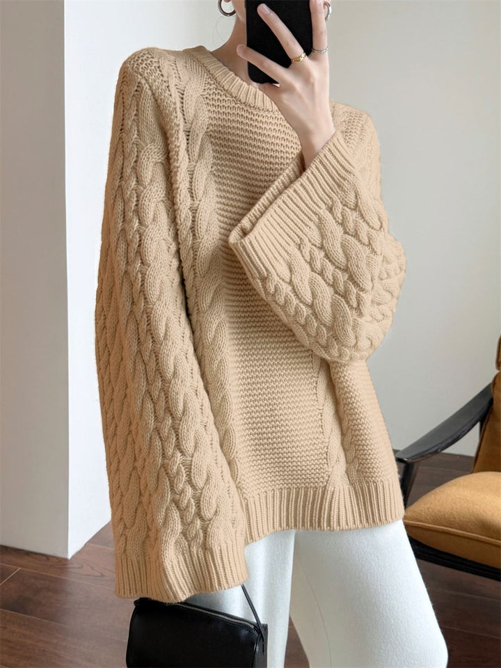 Pull à torsades beige Aïcha élégant et chaud, idéal pour l'hiver, porté avec style et confort moderne.