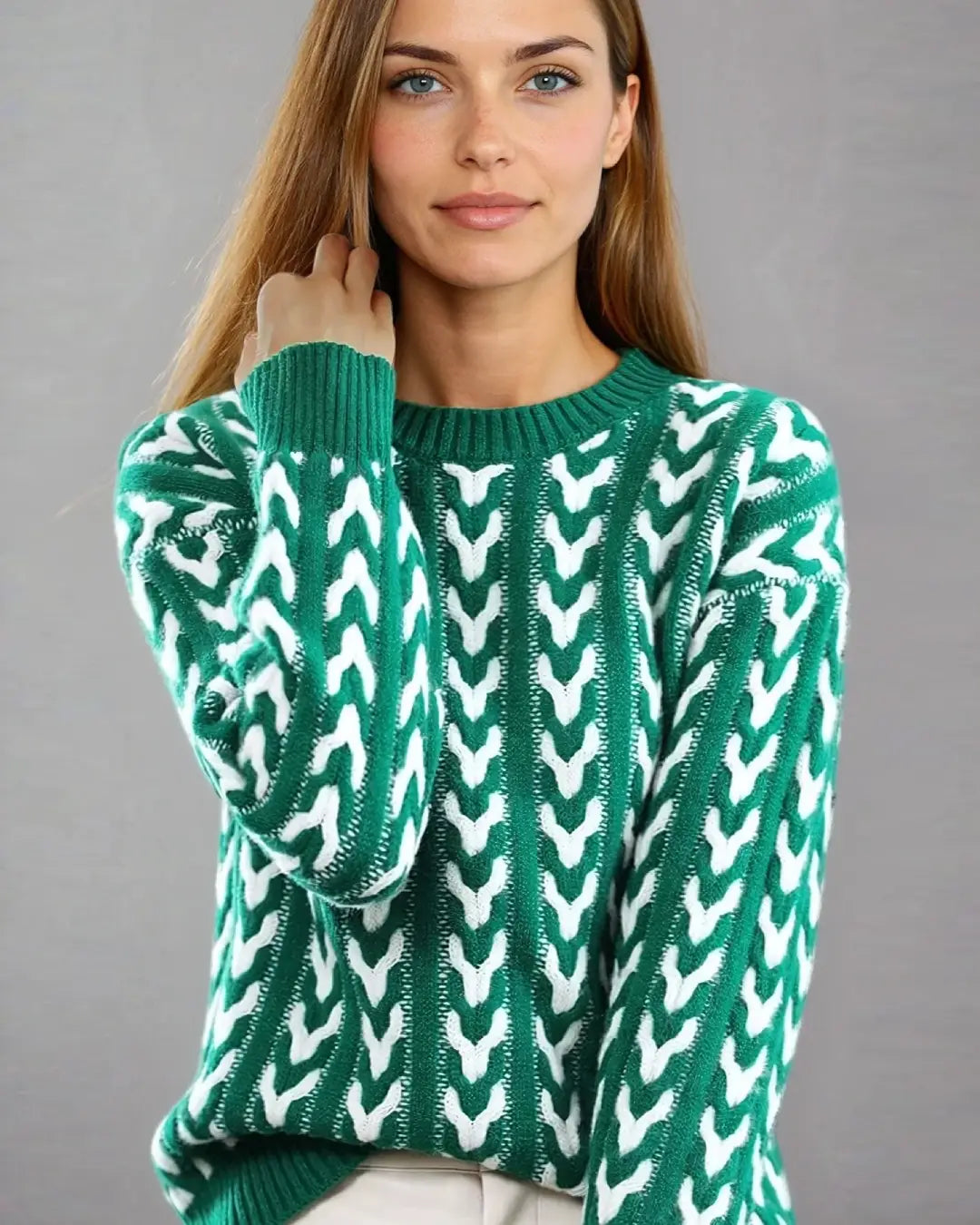 Pull torsadé bicolore amaryllis porté par une femme, motif élégant et moderne en vert et blanc pour un look chic.