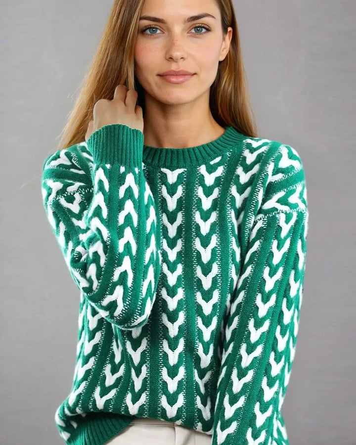 Pull torsadé bicolore amaryllis porté par une femme, motif élégant et moderne en vert et blanc pour un look chic.