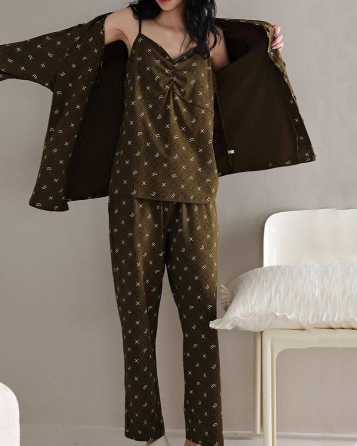 Pyjama trois pièces Moyra élégant pour femme avec motif croix, veste légère et top à bretelles pour confort quotidien.