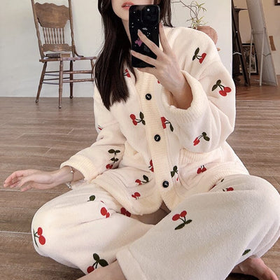 Femme portant Pyjama Polaire Femme - Marie - Les Petits Imprimés