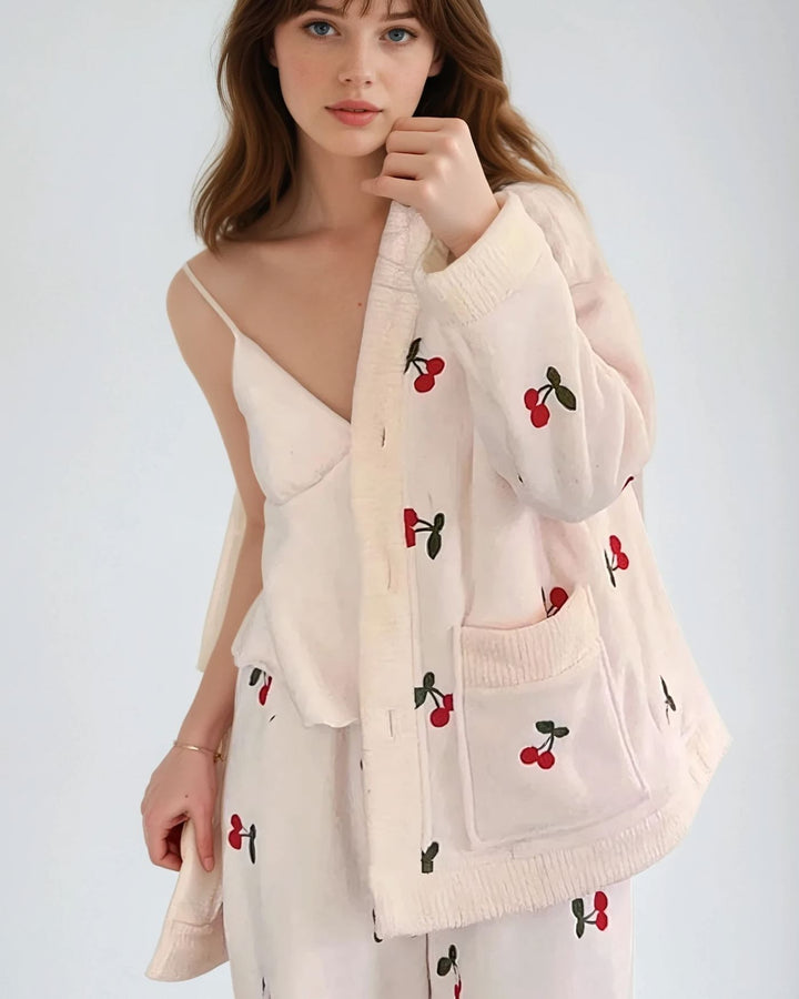 Pyjama polaire femme avec motif cerises, doux et chaud, idéal pour les nuits d'hiver, confort et style assurés.