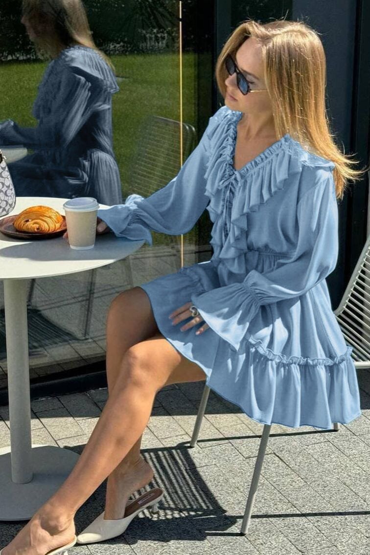 robe à volants orlane en bleu ciel portées dans un cadre décontracté avec un café et un croissant sur une table blanche